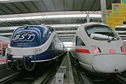 Blue Star Train (li.) neben ICE 2 im Münchner Hauptbahnhof am 25.11.2007 (Foto. Martin Schmitz)